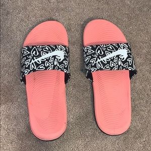 I’m selling nike slides!!
